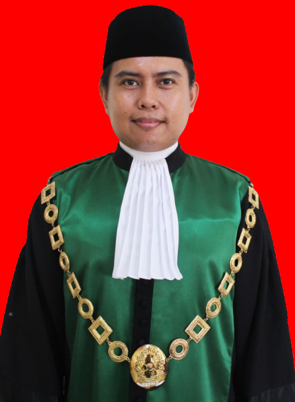 Ketua Jubah Latar Merah